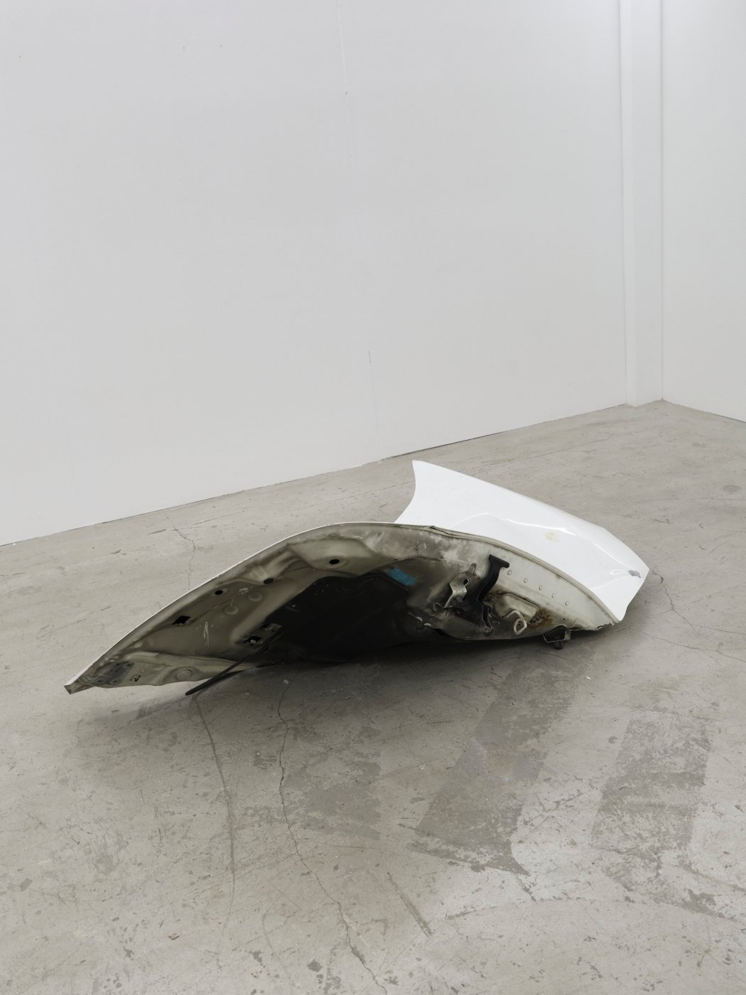 Crushed carbone-white