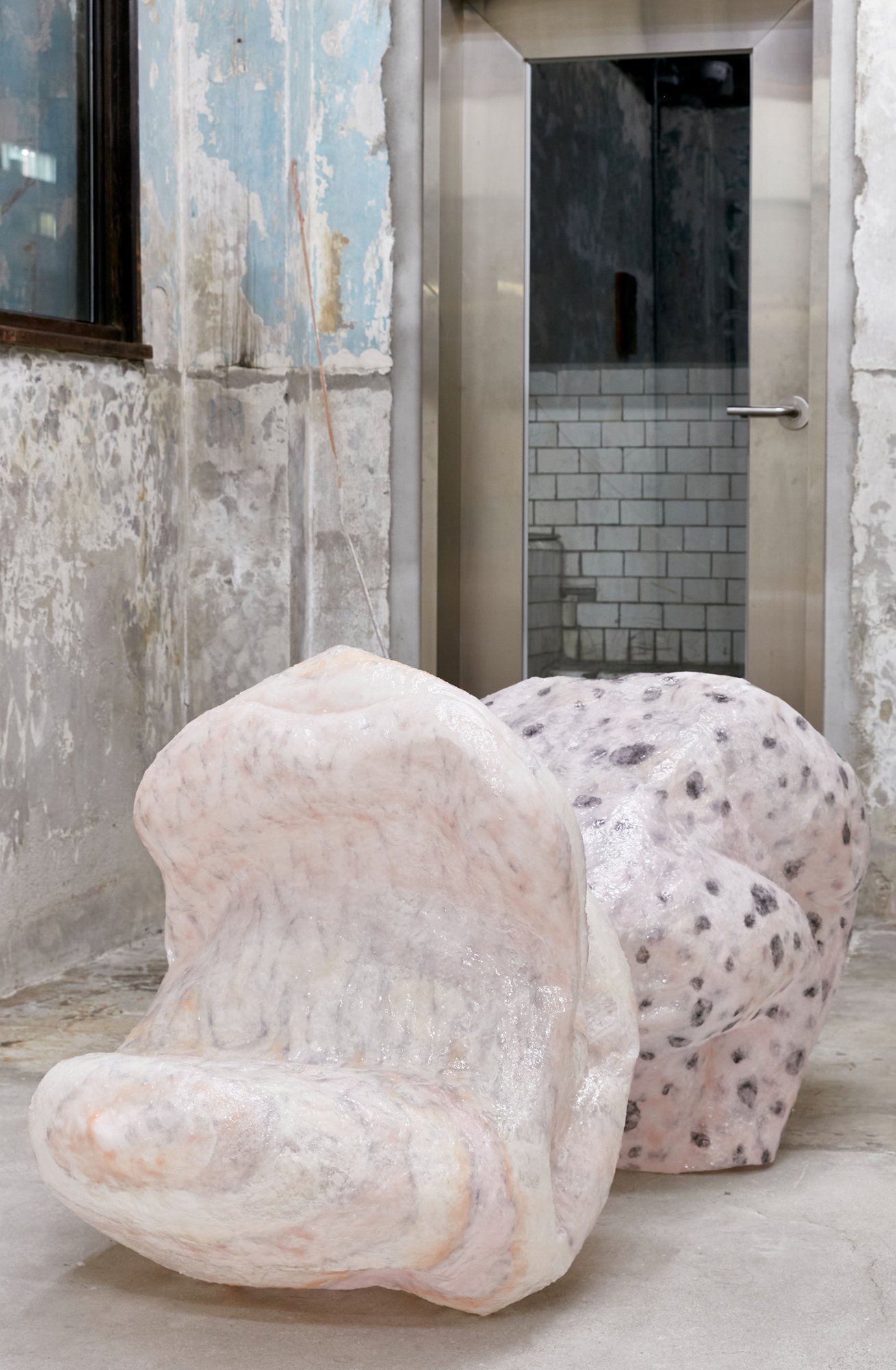 끌리거나 혹은 끌리거나 Dragged or Attracted